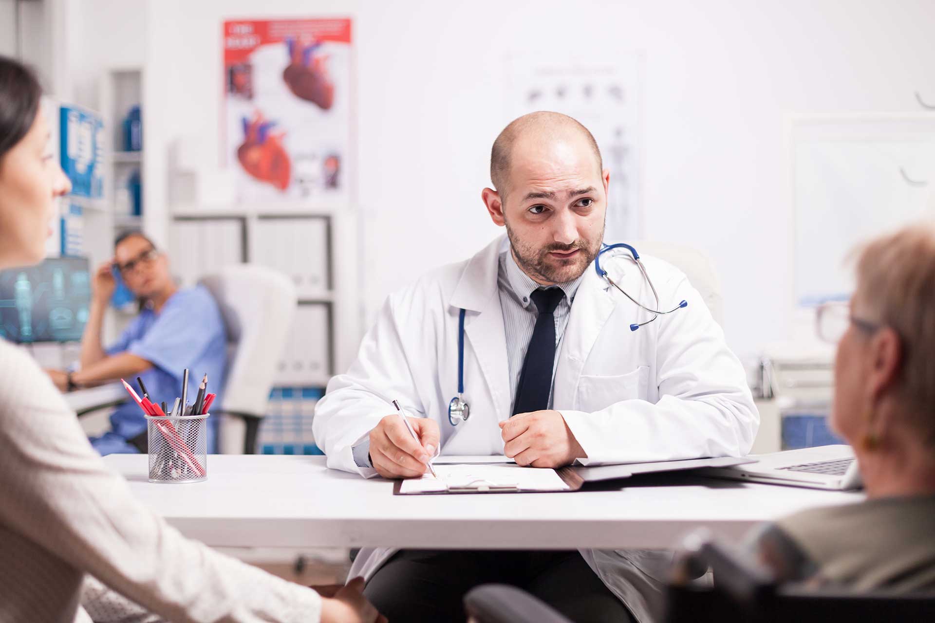 Ein Arzt klärt seinen Patienten über Schlafstörungen auf.